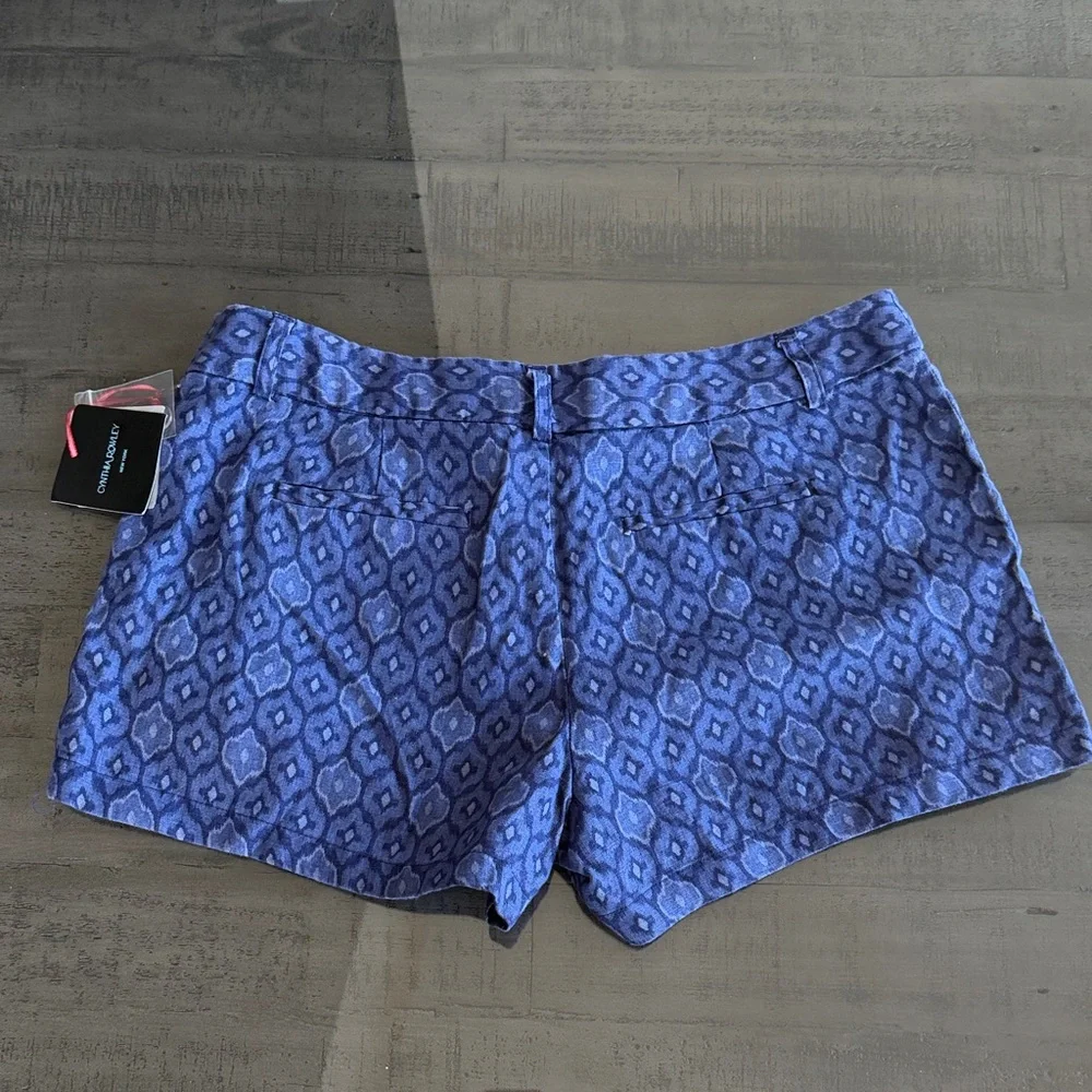 100% Linen Indigo Print Shorts. Womens Size 8. Inseam 3 inch. NWT Cynthia Rowley